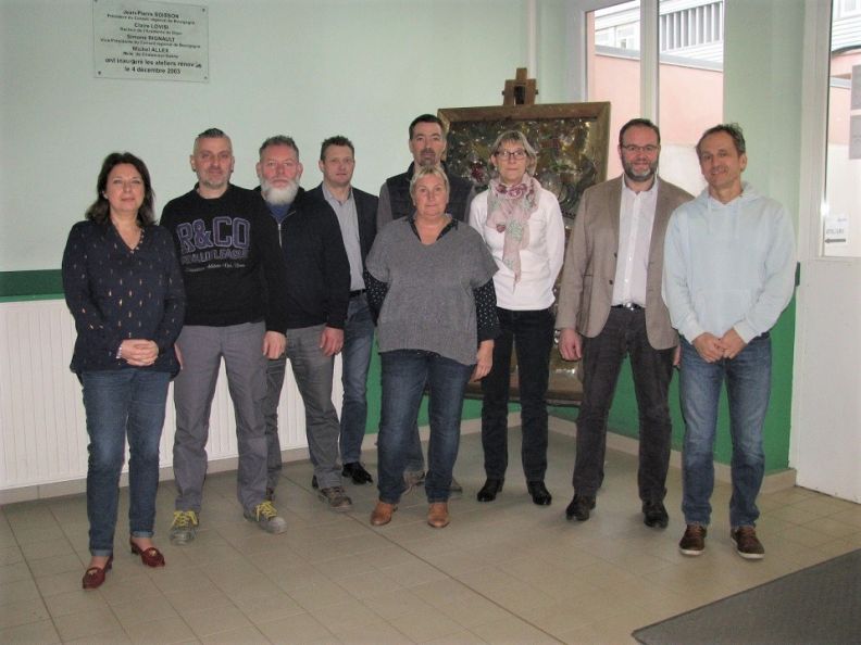 Le groupe des 9 référents de la cité scolaire formés aux pré requis en prévention : de la gauche vers la droite, Claire Garnier, CPE, Christophe Perret, agent, Denis Malfondet, chef des agents, Marc Lavigne, DDFPT, Pierre Jean Desprat, agent de prévention