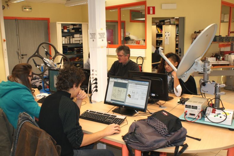 Travaux d'élèves dans le laboratoire de sciences de l'ingénieur